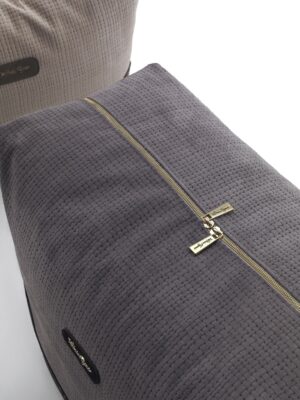 Bardi pouf design haut de gamme par Vittoria Frigerio avec détails couture, inserts en cuir et finitions luxueuses. Disponible chez D-Style Interior.