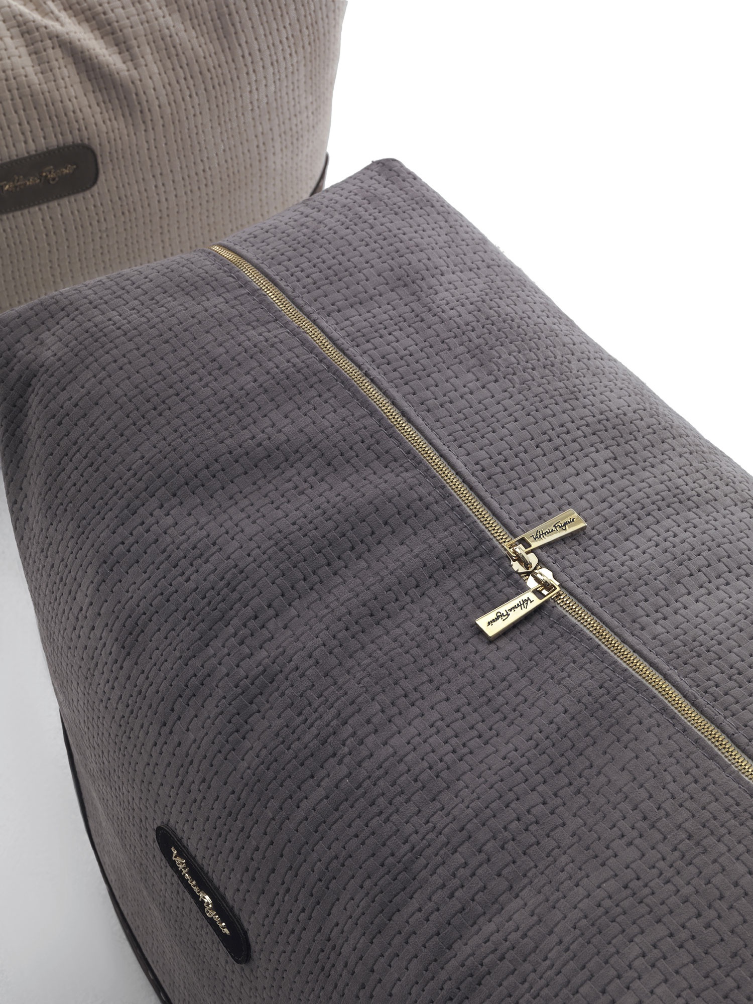 Bardi pouf design haut de gamme par Vittoria Frigerio avec détails couture, inserts en cuir et finitions luxueuses. Disponible chez D-Style Interior.