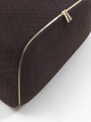 Cini pouf design haut de gamme par Vittoria Frigerio, avec matelassage raffiné et zip doré. Disponible chez D-Style Interior.