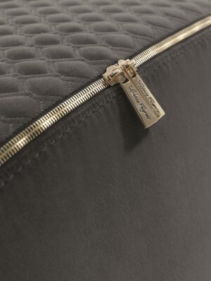 Cini pouf design haut de gamme par Vittoria Frigerio, avec matelassage raffiné et zip doré. Disponible chez D-Style Interior.