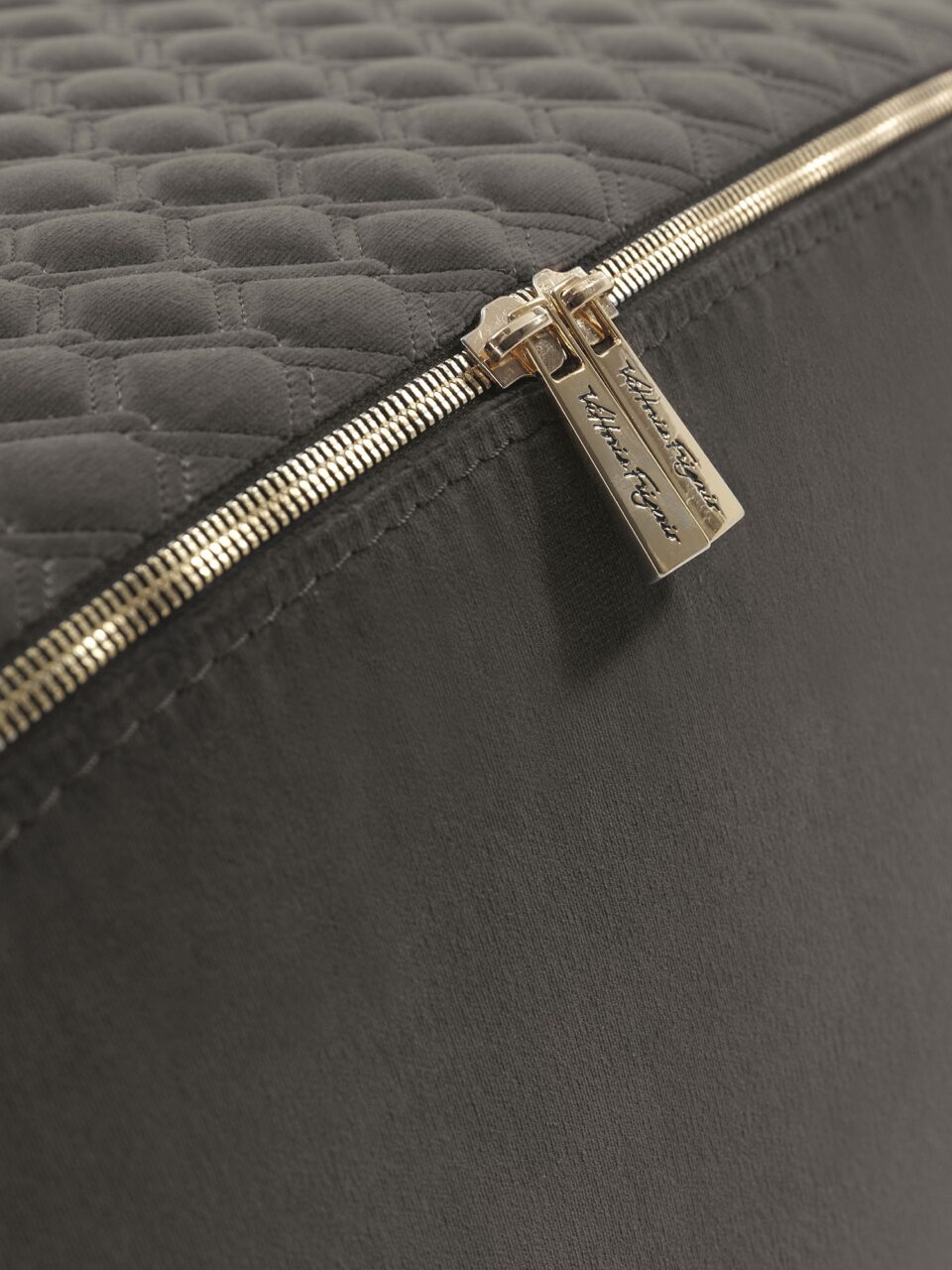 Cini pouf design haut de gamme par Vittoria Frigerio, avec matelassage raffiné et zip doré. Disponible chez D-Style Interior.
