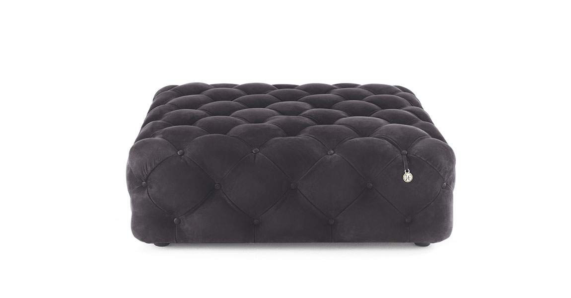 Cipriani pouf de Vittoria Frigerio présente une finition capitonnée luxueuse avec détails signature VF. Disponible chez D-Style Interior.