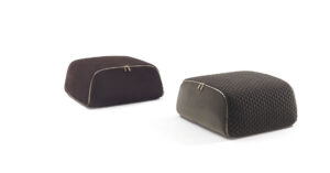 Cini pouf design haut de gamme par Vittoria Frigerio, avec matelassage raffiné et zip doré. Disponible chez D-Style Interior.