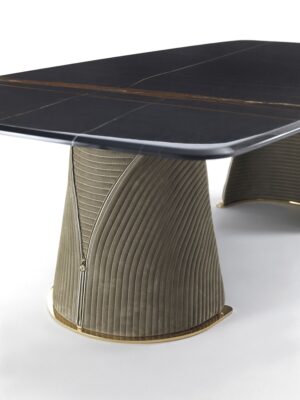 Foscari table de Vittoria Frigerio, avec plateau en marbre et pieds habillés de cuir ou tissu. Une pièce luxueuse pour salle à manger. Disponible chez D-Style Interior.