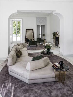 Alfieri table basse combine une base métallique ajourée et un plateau en marbre avec incrustation. Design sculptural et haut de gamme. Disponible chez D-Style Interior.