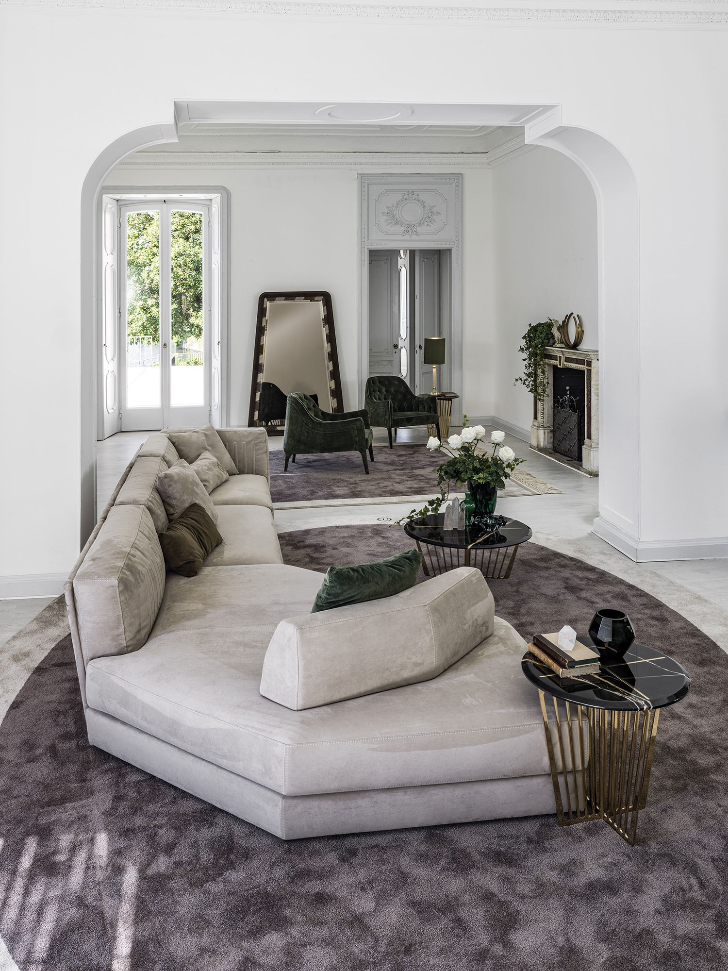 Alfieri table basse combine une base métallique ajourée et un plateau en marbre avec incrustation. Design sculptural et haut de gamme. Disponible chez D-Style Interior.