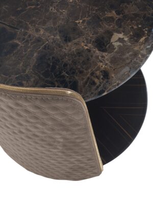Contarini table basse de Vittoria Frigerio avec structure en cuir ou tissu, plateau en marbre et finitions haut de gamme. Disponible chez D-Style Interior.