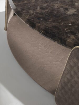 Contarini table basse de Vittoria Frigerio avec structure en cuir ou tissu, plateau en marbre et finitions haut de gamme. Disponible chez D-Style Interior.