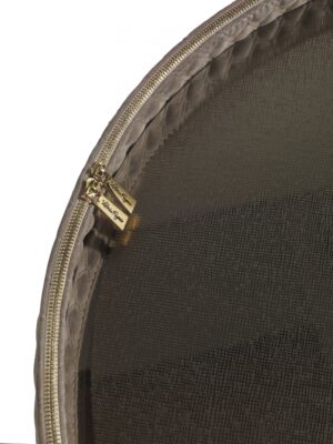 Contarini table basse de Vittoria Frigerio avec structure en cuir ou tissu, plateau en marbre et finitions haut de gamme. Disponible chez D-Style Interior.