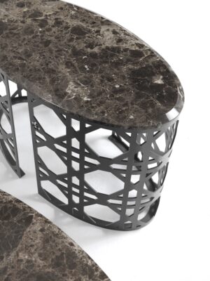 Este table basse design haut de gamme avec base métallique découpée au laser et plateau en marbre. Disponible chez D-Style Interior.