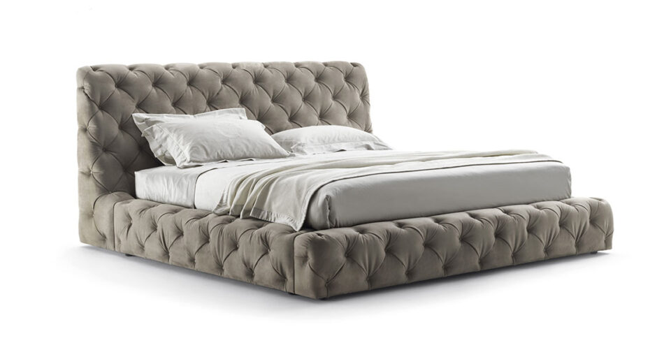 Caracciolo Lit design haut de gamme Vittoria Frigerio avec capitonné artisanal et lignes modernes. Disponible chez D-Style Interior.