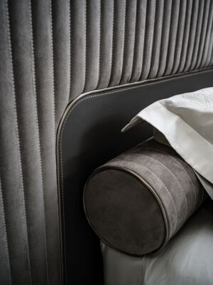 Capua lit design haut de gamme par Vittoria Frigerio avec tête de lit enveloppante à bandes verticales et inserts en cuir. Disponible chez D-Style Interior.