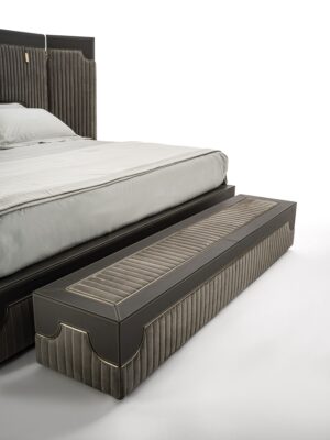 Capua lit design haut de gamme par Vittoria Frigerio avec tête de lit enveloppante à bandes verticales et inserts en cuir. Disponible chez D-Style Interior.