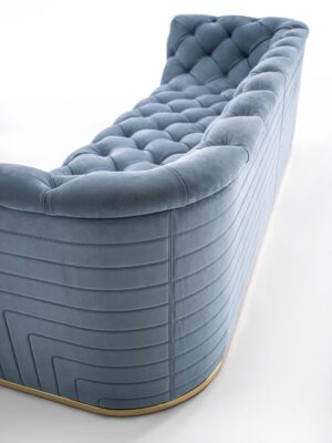 Caracciolo canapé design haut de gamme par Vittoria Frigerio, un canapé capitonné réalisé à la main au charme royal. Disponible chez D-Style Interior.