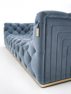 Caracciolo canapé design haut de gamme par Vittoria Frigerio, un canapé capitonné réalisé à la main au charme royal. Disponible chez D-Style Interior.