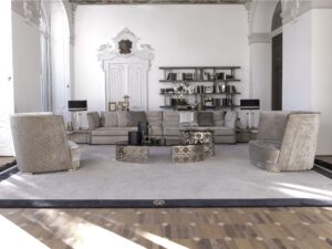 Clivio canapé design haut de gamme par Vittoria Frigerio au style contemporain et raffiné, avec détails dorés et finitions artisanales d’exception. Disponible chez D-Style Interior.