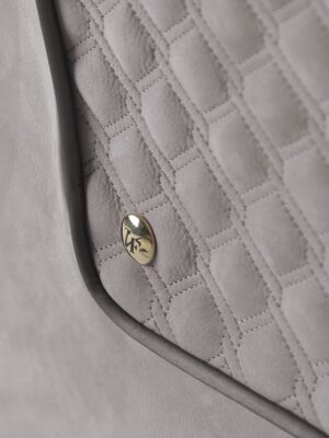 Clivio canapé design haut de gamme par Vittoria Frigerio au style contemporain et raffiné, avec détails dorés et finitions artisanales d’exception. Disponible chez D-Style Interior.