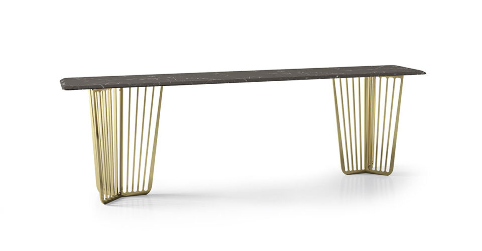 Alfieri console haut de gamme par Vittoria Frigerio avec base métallique sculpturale et plateau en marbre élégant. Disponible chez D-Style Interior.