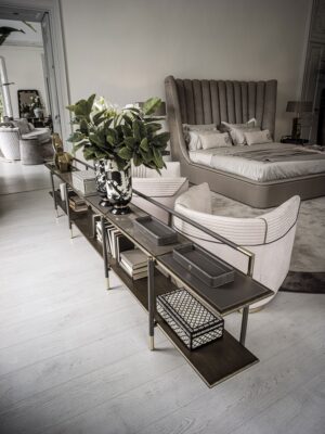 Araldo console haut de gamme par Vittoria Frigerio, alliant cuir, bois bronze patiné et inserts en grès effet marbre. Disponible chez D-Style Interior.
