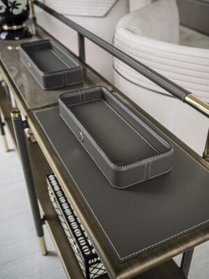 Araldo console haut de gamme par Vittoria Frigerio, alliant cuir, bois bronze patiné et inserts en grès effet marbre. Disponible chez D-Style Interior.