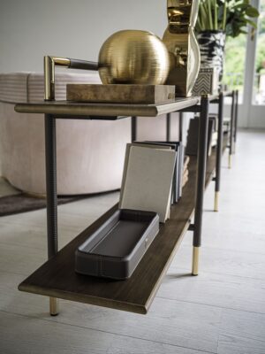Araldo console haut de gamme par Vittoria Frigerio, alliant cuir, bois bronze patiné et inserts en grès effet marbre. Disponible chez D-Style Interior.