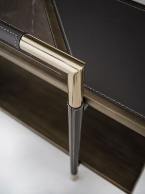 Araldo console haut de gamme par Vittoria Frigerio, alliant cuir, bois bronze patiné et inserts en grès effet marbre. Disponible chez D-Style Interior.