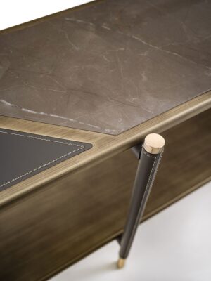 Araldo console haut de gamme par Vittoria Frigerio, alliant cuir, bois bronze patiné et inserts en grès effet marbre. Disponible chez D-Style Interior.