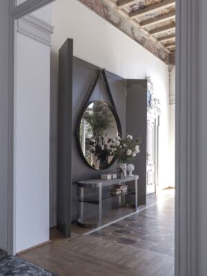 Biffi console de Vittoria Frigerio associe métal sculptural, marbre raffiné et tablette en verre bronzé. Une pièce luxueuse disponible chez D-Style Interior.