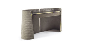 Contarini console de Vittoria Frigerio, un meuble d’exception avec quilting luxueux, marbre raffiné et nombreuses finitions. Disponible chez D-Style Interior.