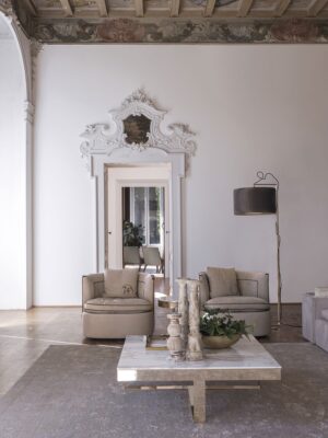 Litta fauteuil design haut de gamme par Vittoria Frigerio, compact, raffiné et orné d’un matelassage artisanal. Disponible chez D-Style Interior.