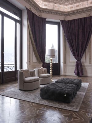 Litta fauteuil design haut de gamme par Vittoria Frigerio, compact, raffiné et orné d’un matelassage artisanal. Disponible chez D-Style Interior.