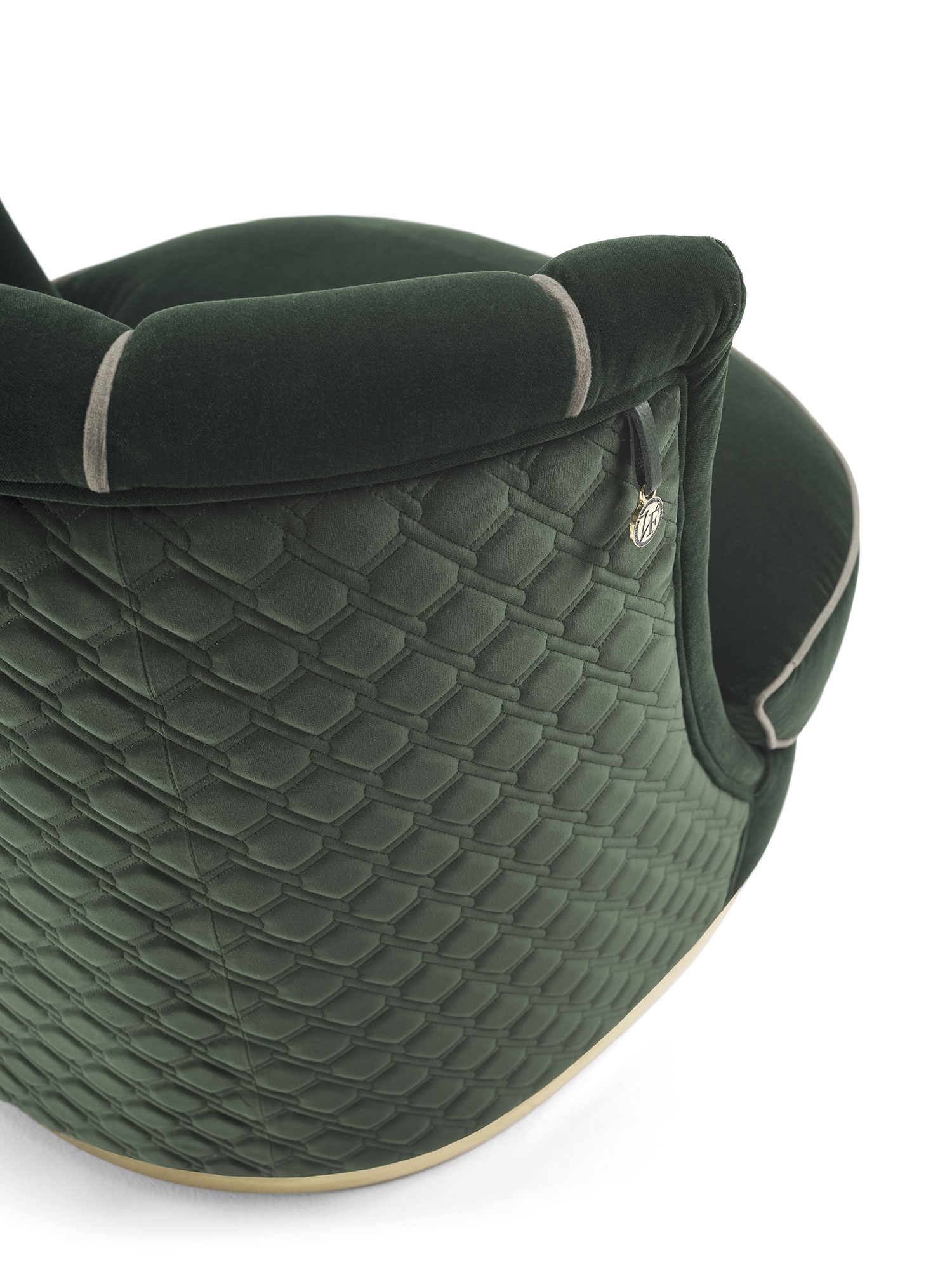 Bianca fauteuil de Vittoria Frigerio, capitonné et au design italien luxueux. Base fixe ou pivotante disponible. Disponible chez D-Style Interior.