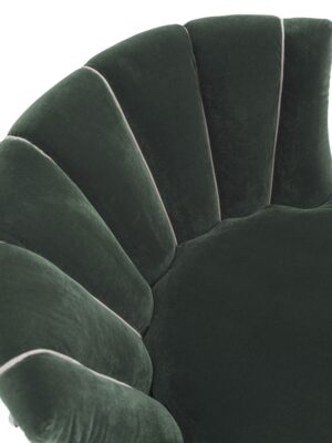 Bianca fauteuil de Vittoria Frigerio, capitonné et au design italien luxueux. Base fixe ou pivotante disponible. Disponible chez D-Style Interior.