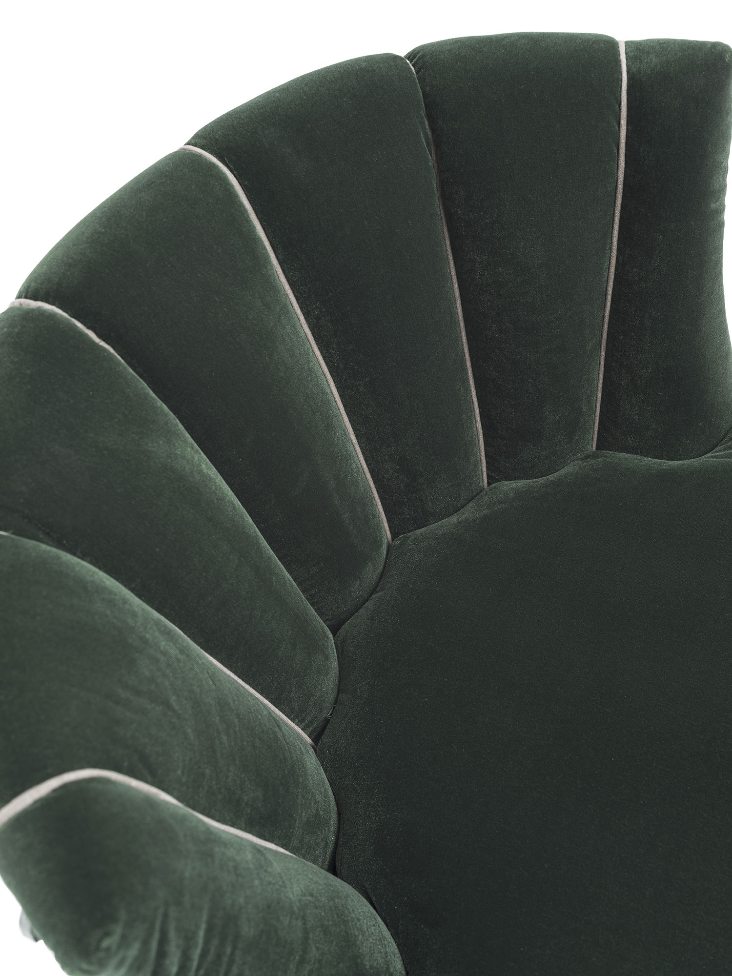 Bianca fauteuil de Vittoria Frigerio, capitonné et au design italien luxueux. Base fixe ou pivotante disponible. Disponible chez D-Style Interior.