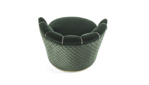 Bianca fauteuil de Vittoria Frigerio, capitonné et au design italien luxueux. Base fixe ou pivotante disponible. Disponible chez D-Style Interior.