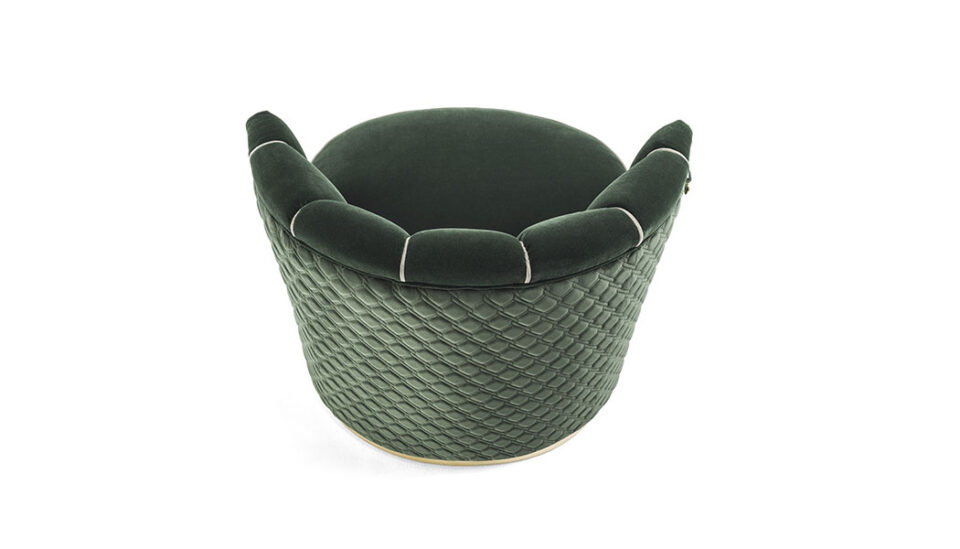 Bianca fauteuil de Vittoria Frigerio, capitonné et au design italien luxueux. Base fixe ou pivotante disponible. Disponible chez D-Style Interior.