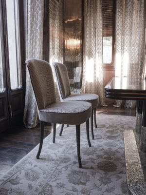Ambra chaise design haut de gamme par Vittoria Frigerio avec matelassage tressé et pieds en hêtre massif. Disponible chez D-Style Interior.