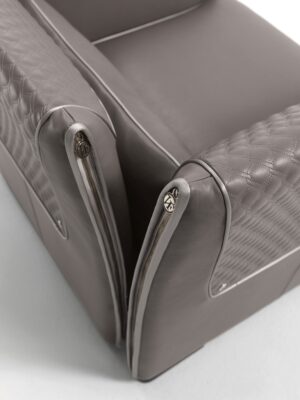 Clivio fauteuil design haut de gamme par Vittoria Frigerio, avec matelassage raffiné, boutons dorés et zip décoratif. Disponible chez D-Style Interior.