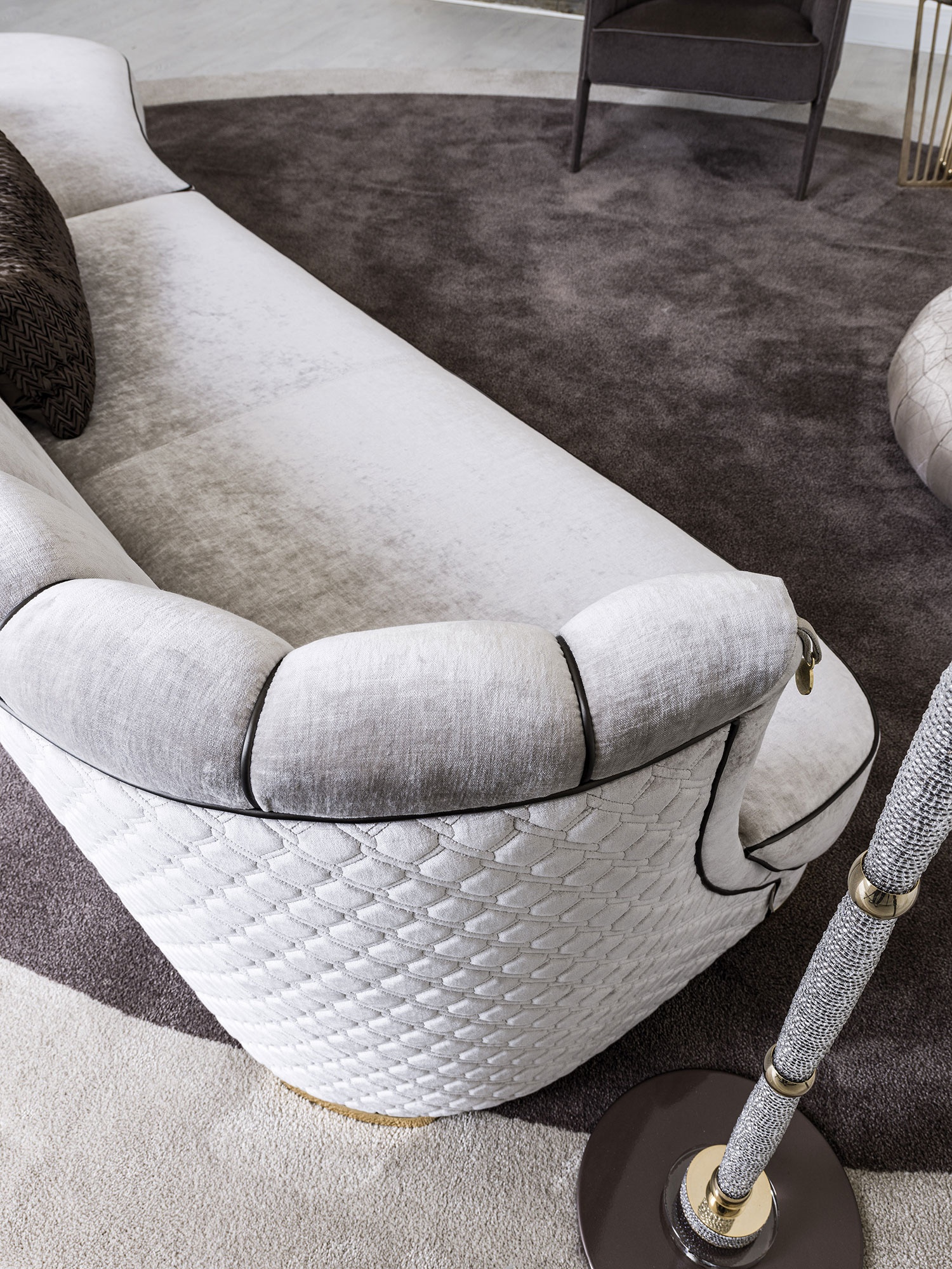 Farnese canapé design haut de gamme par Vittoria Frigerio, un canapé modulable alliant élégance, confort et finitions artisanales. Disponible chez D-Style Interior.