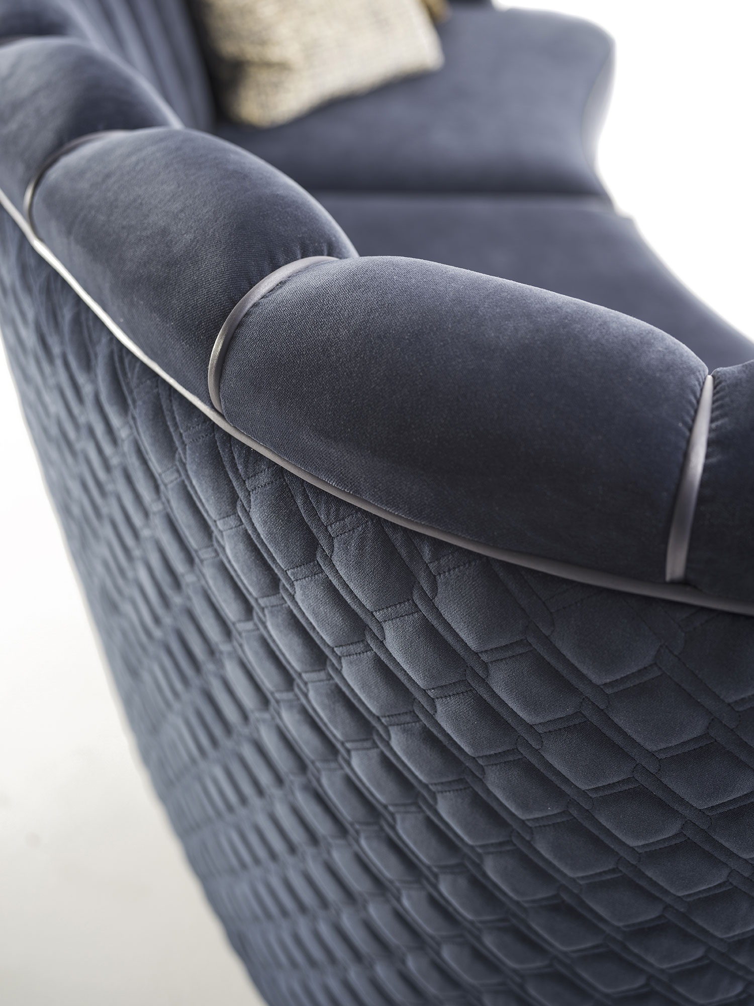 Farnese canapé design haut de gamme par Vittoria Frigerio, un canapé modulable alliant élégance, confort et finitions artisanales. Disponible chez D-Style Interior.