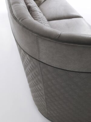 Greppi High Capitonné canapé design haut de gamme par Vittoria Frigerio, au dossier capitonné à la main de 88 cm et structure géométrique élégante. Disponible chez D-Style Interior.