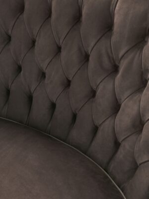 Poggi Capitonné canapé design haut de gamme par Vittoria Frigerio, au dossier matelassé cousu main et pieds en bois massif. Élégance italienne et savoir-faire artisanal. Disponible chez D-Style Interior.