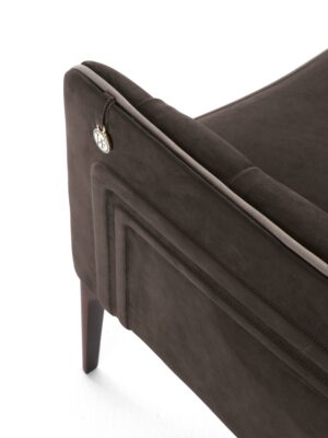 Poggi Capitonné canapé design haut de gamme par Vittoria Frigerio, au dossier matelassé cousu main et pieds en bois massif. Élégance italienne et savoir-faire artisanal. Disponible chez D-Style Interior.