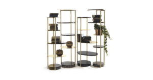 Doge bibliothèque haut de gamme par Vittoria Frigerio, structure métallique et base en frêne teinté, entièrement modulable et personnalisable. Disponible chez D-Style Interior.