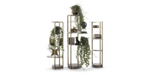 Doge bibliothèque haut de gamme par Vittoria Frigerio, structure métallique et base en frêne teinté, entièrement modulable et personnalisable. Disponible chez D-Style Interior.