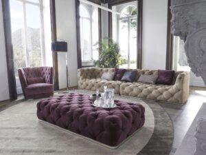 Greppi Capitonné fauteuil design haut de gamme par Vittoria Frigerio, avec dossier et accoudoirs capitonnés à la main. Disponible chez D-Style Interior.