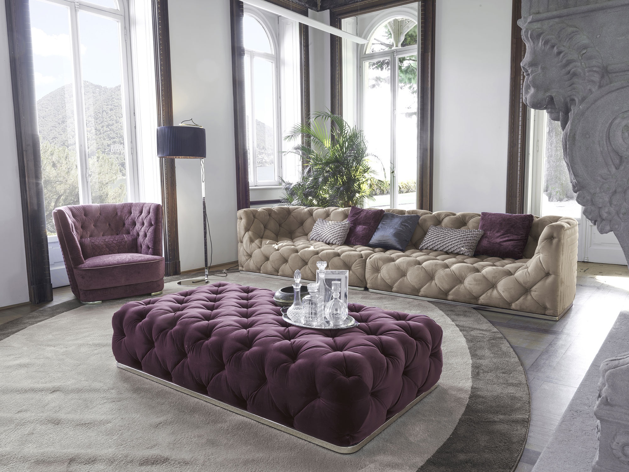 Greppi Capitonné fauteuil design haut de gamme par Vittoria Frigerio, avec dossier et accoudoirs capitonnés à la main. Disponible chez D-Style Interior.