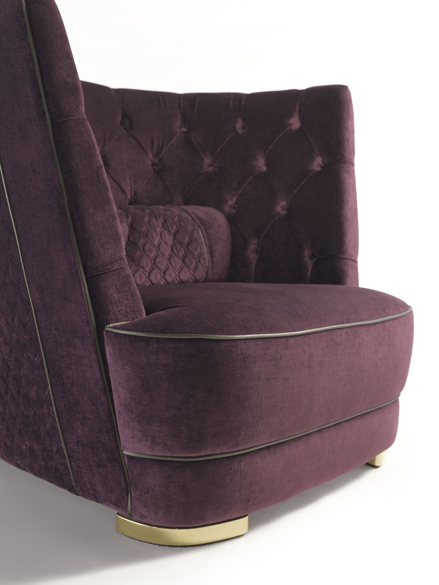 Greppi Capitonné fauteuil design haut de gamme par Vittoria Frigerio, avec dossier et accoudoirs capitonnés à la main. Disponible chez D-Style Interior.