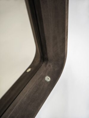 Barberini miroir design haut de gamme par Vittoria Frigerio, avec cadre en cuir ou frêne et verre bronze chanfreiné. Disponible chez D-Style Interior.