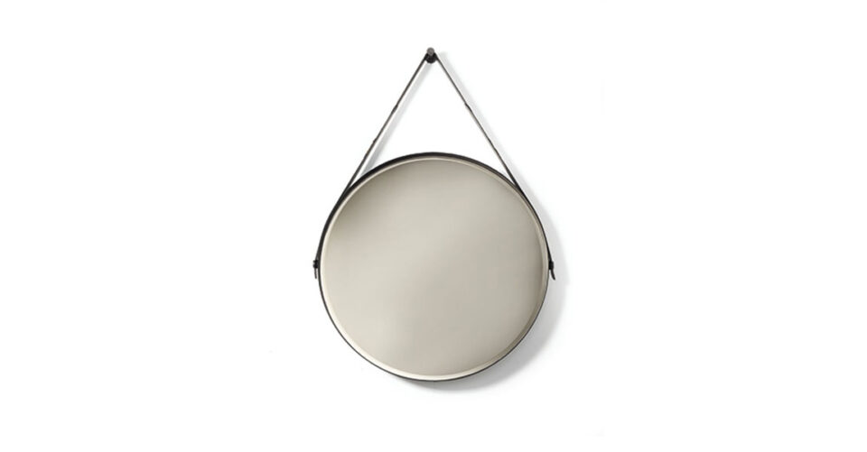 Palladio miroir par Vittoria Frigerio avec sangle en cuir, cadre métallique et verre bronzé chanfreiné. Disponible chez D-Style Interior.